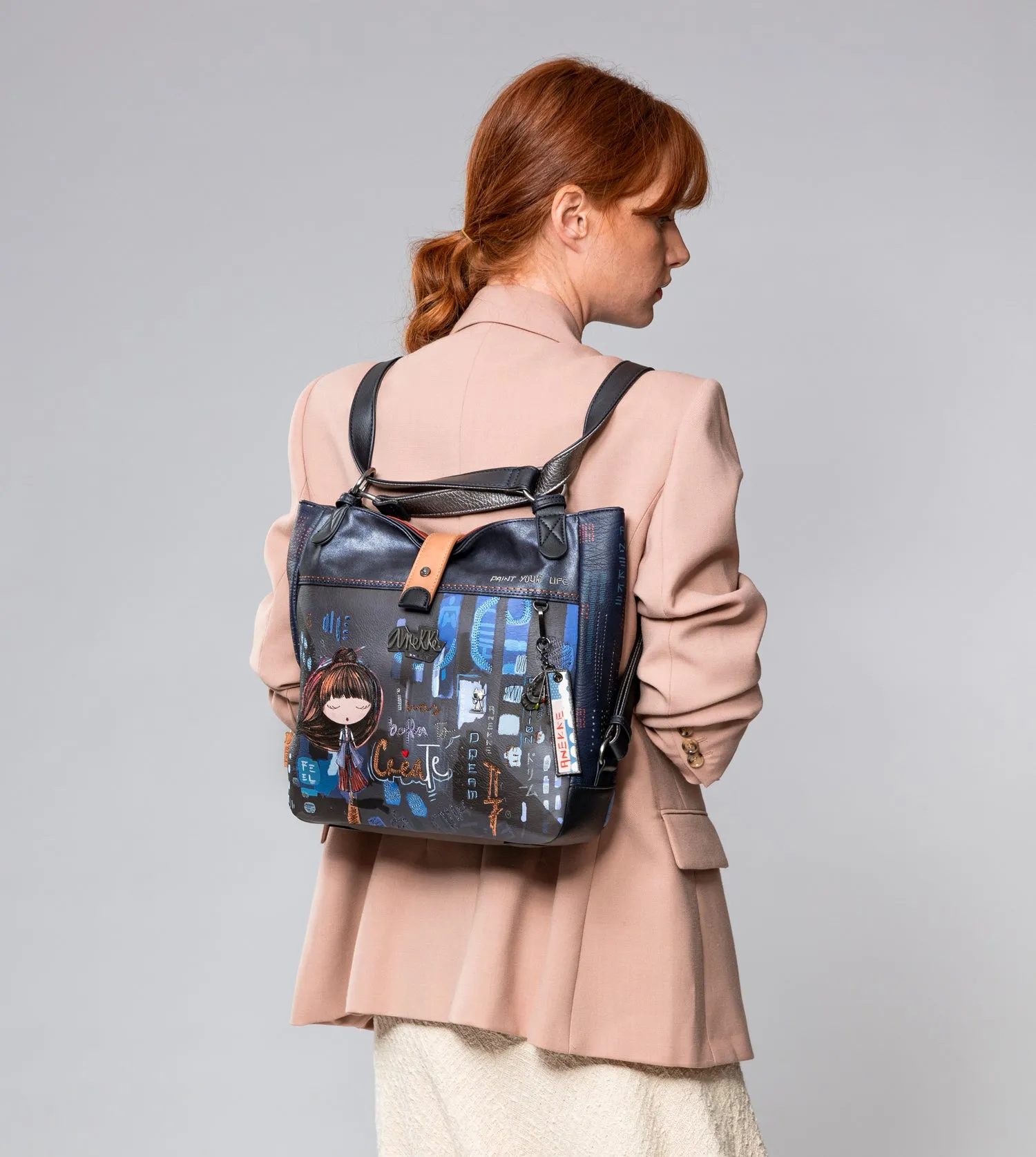 Contemporary shoulder bag convertible into a backpack Contemporary